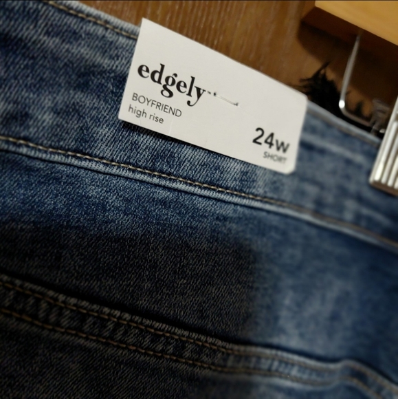 NWT 《 maurices 》 Plus Size Edgely Boyfriend High Rise Ripped Jean 24 Short - Picture 5 of 13